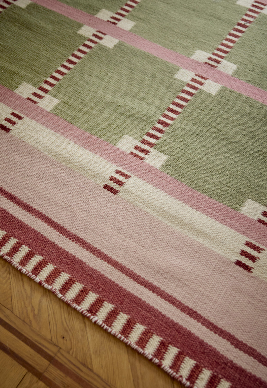 Rollakan Ruth Spring Grass Sample